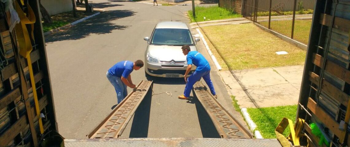 carro no caminhão de mudança