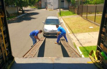 carro no caminhão de mudança