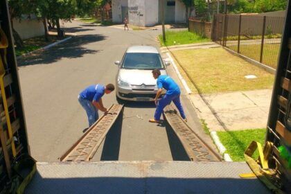 carro no caminhão de mudança